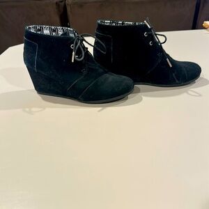 Tom’s size 10 bootie